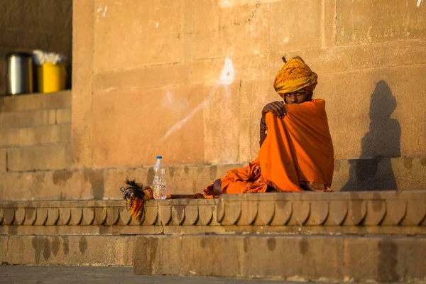 Varanasi Indie Mar 2018 Indyjski Żebrak Siedzący Ulicy Według Legendy — Zdjęcie stockowe