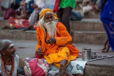 Varanasi, Hindistan - 29 Mar 2018: Sadhu veya Baba (Kutsal adam) ghats Ganj Nehri'nin üzerinde. Normalde bir sadhu vazgeçtiğini, bir keşiş, malzeme keyfi feragat olduğunu. Hindistan'da 4 5 milyon sadhu için.