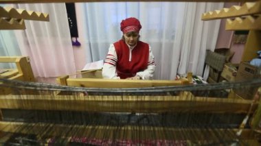 Vazhiny, Leningrad Region, Rusya Federasyonu - 21 Aralık 2017: Weaver Tekstil Studio dekoratif sanat 