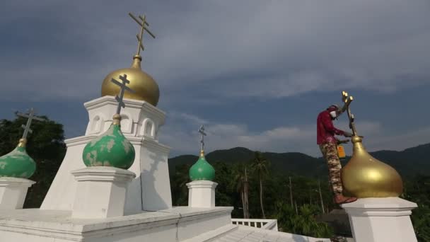 2018年2月25日 人去除铁锈在十字架的绘画之前在俄国正统教会的圆顶 自2015年以来 该寺一直在岛上运作 — 图库视频影像