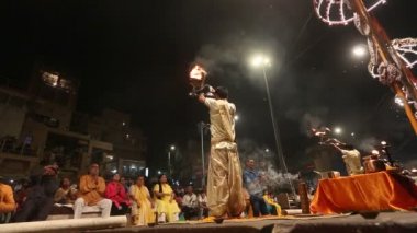 Varanasi, Hindistan - 18 Mar 2018: Hindu rahip Agni Pooja gerçekleştirmek (Sanskritçe: ibadet of Fire) üzerinde Dashashwamedh Ghat - ana ve en eski ghat Varanasi, Ganj bulunan..