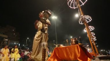 Varanasi, Hindistan - 18 Mar 2018: Hindu rahip Agni Pooja gerçekleştirmek (Sanskritçe: ibadet of Fire) üzerinde Dashashwamedh Ghat - ana ve en eski ghat Varanasi, Ganj bulunan..