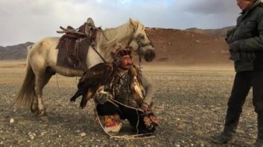 Sagsay, Moğolistan - 28 Eylül 2017: Bayan Olgii Aymağı dağlarında bir Altın Kartallar ile tavşan ata avcılık kazak kartal Hunter (Berkutchi).