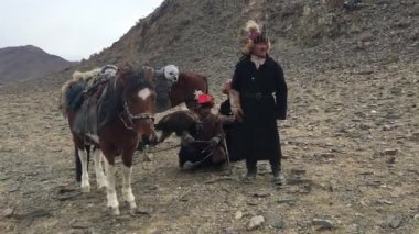 Sagsay, Moğolistan - 28 Eylül 2017: Bayan Olgii Aymağı dağlarında bir Altın Kartallar ile tavşan ata avcılık kazak kartal Hunter (Berkutchi).