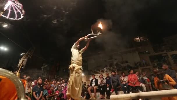 バラナシ インド 2018 ヒンドゥ教の僧侶がアグニ プージャを行う サンスクリット語 火の崇拝 Dashashwamedh ガート バラナシのメインと最古のガートがガンジス川にあります — ストック動画