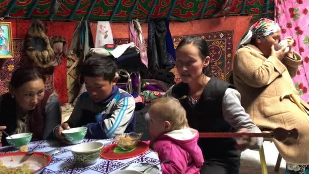 Sagsai Bayan Olgiy Mongolia Sep 2017 Familia Kazaja Cazadores Con — Vídeo de stock