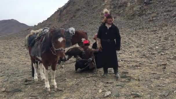 Sagsay Mongolia Sep 2017 Kazakh Eagle Hunter Berkutchi Horse Hunting — Stock Video