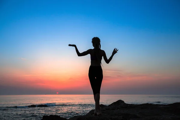 Fitness Žena Silueta Moři Během Úžasný Západ Slunce Zdravý Životní — Stock fotografie