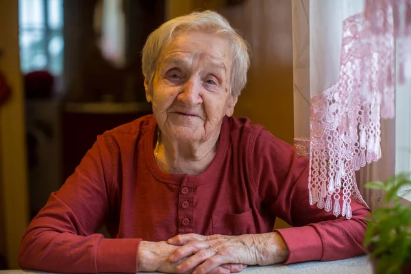 Evde Masada Oturan Yaşlı Kadın — Stok fotoğraf