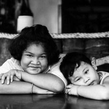 Koh Chang, Tayland - 17 Şubat 2018: Yerli balıkçı köyü evler Stilts denize inşa oluşan Doğu Kıyısı üzerinde. 5,356 nüfusu ile 8 köyleri oluşan Adası.