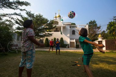 Koh Chang, Tayland - 25 Şubat 2018: Tay çocuklar Rus Ortodoks Kilisesi yakınındaki top oynamak. Tayland'da şu anda 10 Ortodoks yerleşim birimleri, Ortodoks nüfus %0,002 tarafından uygulanmaktadır.