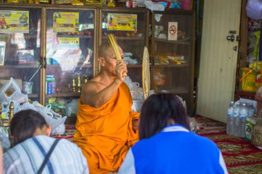 Koh Chang, Tayland - 1 Mar 2018: Monk dünyaca Bucha günü kutlama sırasında. Bir Budizm, yerli ve yabancı turistler için onun sosyal normları belirleyen üç en önemli tatil.