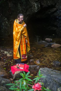 Koh Chang, Tayland - 9 Mar 2018: Ortodoks rahip manevi doğum - vaftiz ayini sırasında. Tayland'da şu anda 10 Ortodoks yerleşim birimleri, Ortodoks nüfus %0,002 tarafından uygulanmaktadır.