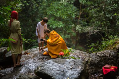 Koh Chang, Tayland - 9 Mar 2018: Hıristiyan ayini manevi doğum - vaftiz sırasında. Tayland'da şu anda 10 Ortodoks yerleşim birimleri, Ortodoks nüfus %0,002 tarafından uygulanmaktadır.