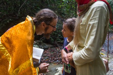 Koh Chang, Tayland - 9 Mar 2018: Ortodoks rahip manevi doğum - vaftiz ayini sırasında. Tayland'da şu anda 10 Ortodoks yerleşim birimleri, Ortodoks nüfus %0,002 tarafından uygulanmaktadır.
