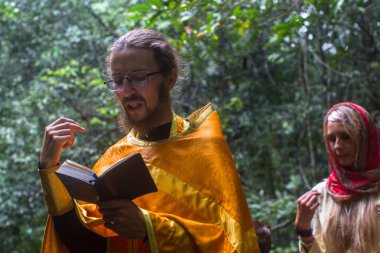 Koh Chang, Tayland - 9 Mar 2018: Ortodoks rahip manevi doğum - vaftiz ayini sırasında. Tayland'da şu anda 10 Ortodoks yerleşim birimleri, Ortodoks nüfus %0,002 tarafından uygulanmaktadır.