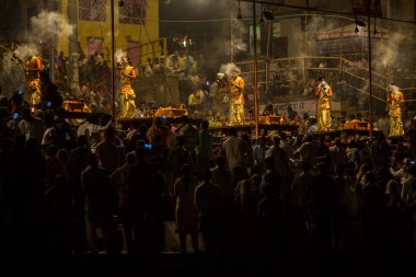 Varanasi, Hindistan - 13 Mar 2018: Bir grup rahip Agni Pooja gerçekleştirmek (Sanskritçe: ibadet of Fire) üzerinde Dashashwamedh Ghat - ana ve en eski ghat Varanasi, Ganj bulunan..