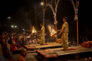 Varanasi, Hindistan - 15 Mar 2018: Bir grup rahip Agni Pooja gerçekleştirmek (Sanskritçe: ibadet of Fire) üzerinde Dashashwamedh Ghat - ana ve en eski ghat Varanasi, Ganj bulunan..