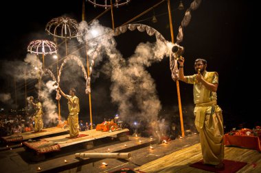 Varanasi, Hindistan - 15 Mar 2018: Bir grup rahip Agni Pooja gerçekleştirmek (Sanskritçe: ibadet of Fire) üzerinde Dashashwamedh Ghat - ana ve en eski ghat Varanasi, Ganj bulunan..