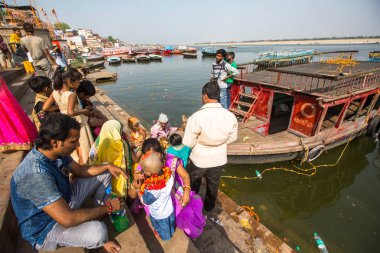 Varanasi, Hindistan - 16 Mar 2018: Hacılar kutsal Ganga nehir kıyısında. Varanasi bir Hindistan en önemli hac sitelerin ve Hinduizm 7 kutsal şehirlerden biri.