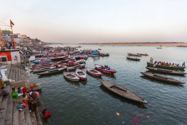Varanasi, Hindistan - 17 Mar 2018: Kutsal Ganj Nehri kıyısında. Efsaneye göre şehrin yaklaşık 5000 yıl önce Tanrı Shiva tarafından kuruldu.