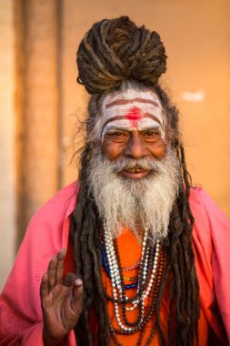 Varanasi, Hindistan - 19 Mar 2018: Sadhu veya Baba (Kutsal adam) ghats Ganj Nehri'nin üzerinde. Normalde bir sadhu vazgeçtiğini, bir keşiş, malzeme keyfi feragat olduğunu. Hindistan'da 4 5 milyon sadhu için.
