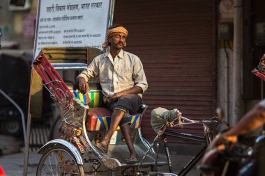 Varanasi, Hindistan - 23 Mar 2018: Hint trishaw bekleyen yolcular sokakta. Efsaneye göre şehrin yaklaşık 5000 yıl önce Tanrı Shiva tarafından kuruldu.