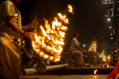 Varanasi, Hindistan - 23 Mar 2018: Hindu rahip Agni Pooja gerçekleştirmek (Sanskritçe: ibadet of Fire) üzerinde Dashashwamedh Ghat - ana ve en eski ghat Varanasi, Ganj bulunan..