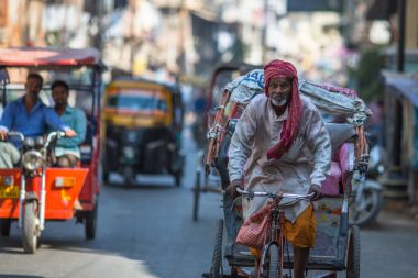 Varanasi, Hindistan - 21 Mar 2018: Hint trishaw sokakta. Efsaneye göre şehrin yaklaşık 5000 yıl önce Tanrı Shiva tarafından kuruldu.