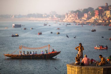 Varanasi, Hindistan - 21 Mar 2018: Sabahın erken saatlerinde kutsal Ganj Nehri kıyısında. Efsaneye göre şehrin yaklaşık 5000 yıl önce Tanrı Shiva tarafından kuruldu.