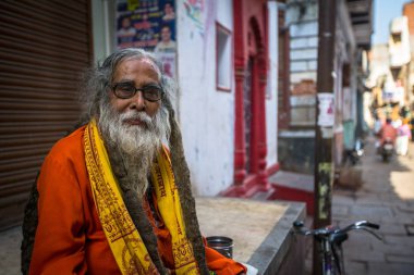 Varanasi, Hindistan - 26 Mar 2018: Sadhu veya Baba (Kutsal adam) ghats Ganj Nehri'nin üzerinde. Normalde bir sadhu vazgeçtiğini, bir keşiş, malzeme keyfi feragat olduğunu. Hindistan'da 4 5 milyon sadhu için.