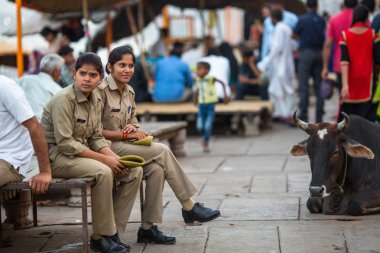 Varanasi, Hindistan - 29 Mar 2018: Polis şehrin sokaklarında devriye. Efsaneye göre şehrin yaklaşık 5000 yıl önce Tanrı Shiva tarafından kuruldu.