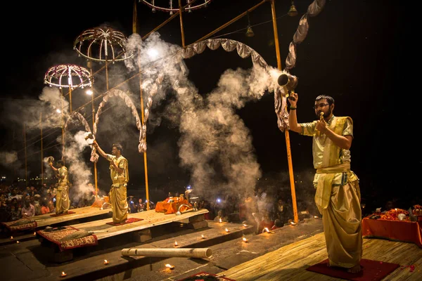 Varanasi Inde Mar 2018 Groupe Prêtres Exécute Agni Pooja Sanscrit — Photo