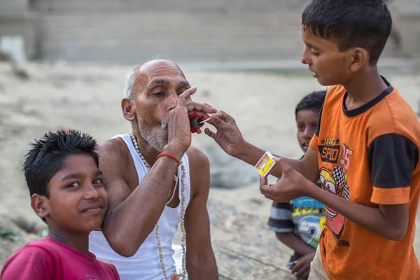 Varanasi Índia Mar 2018 Crianças Indianas Rua Não Identificadas Homem — Fotografia de Stock