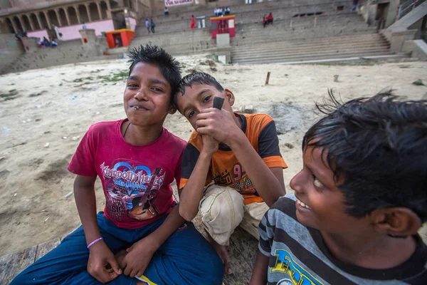 Varanasi India Mar 2018 Unidentified Indiase Straat Kinderen Oevers Van — Stockfoto