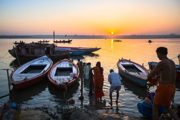 印度瓦拉纳西 2018年3月18日 恒河上的黎明 与朝圣者的小船剪影 据传说 这座城市是由5000年前的湿婆神创立的 — 图库照片