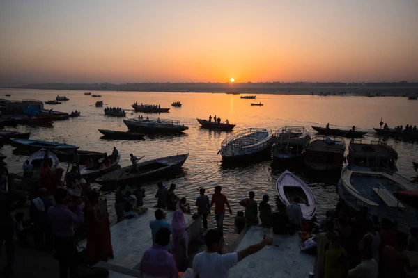 Varanasi Indien März 2018 Frühen Morgen Liegt Der Heilige Ganges — Stockfoto