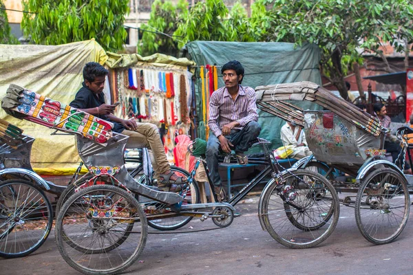 Varanasi Hindistan Mar 2018 Hint Trishaw Bekleyen Yolcular Sokakta Efsaneye — Stok fotoğraf