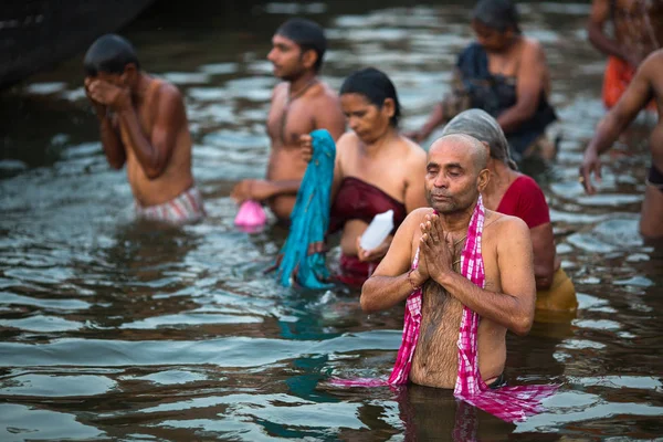 Varanasi Indien Mar 2018 Störta Pilgrimer Vatten Heliga Ganges Floden — Stockfoto