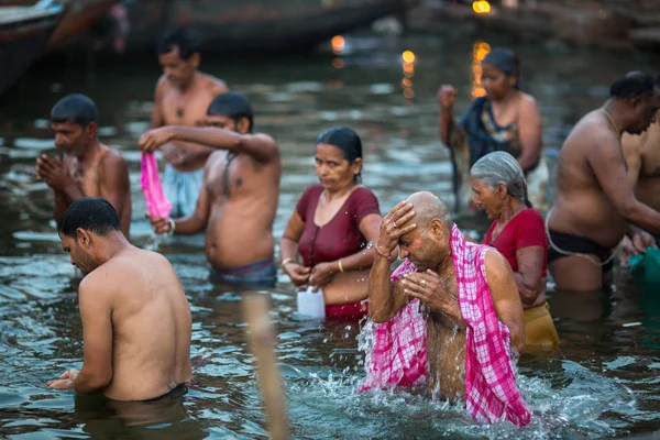 Varanasi Indien Mar 2018 Störta Pilgrimer Vatten Heliga Ganges Floden — Stockfoto