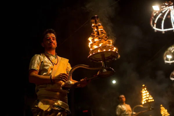 Varanasi Indien März 2018 Hindu Priester Verrichten Agni Pooja Sanskrit — Stockfoto