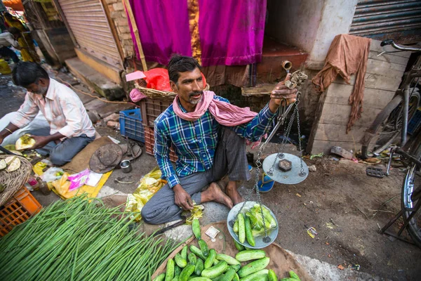 Varanasi Indie Mar 2018 Street Sprzedawcy Zieleni Warzyw Według Legendy — Zdjęcie stockowe