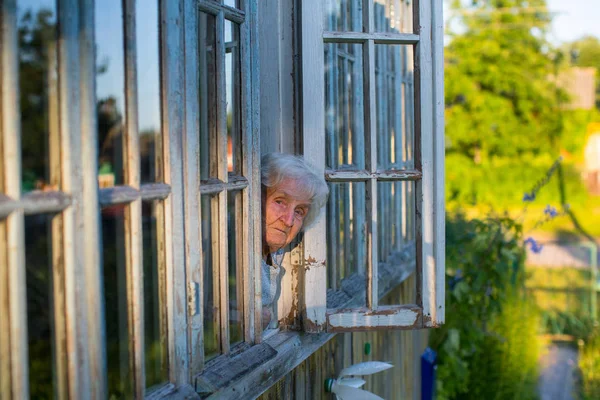 Femme Âgée Regarde Par Fenêtre Une Maison Village — Photo