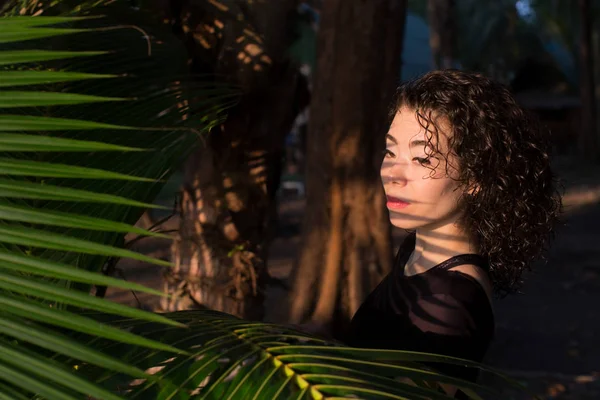 Bela Jovem Mulher Raça Mista Retrato Entre Folhas Palmeiras — Fotografia de Stock