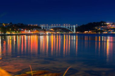 Douro nehir, gece ışığında ışıklar, Porto, Portekiz.