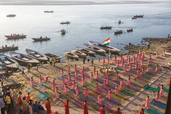 印度瓦拉纳西 2018年3月18日 年轻的印度教僧侣举行仪式 以满足黎明在恒河两岸 并提高印度国旗 瓦拉纳西是印度教的7个神圣城市之一 — 图库照片