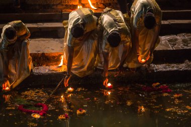 Varanasi, Hindistan - 17 Mar 2018: Sunulması çiçekler ve mumlar için kutsal Ganj Nehri. Efsaneye göre şehrin yaklaşık 5000 yıl önce Tanrı Shiva tarafından kuruldu.