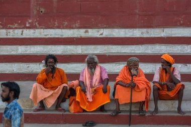 Varanasi, Hindistan - 17 Mar 2018: Grup bir Sadhu (Kutsal erkekler) ghats Ganga Nehri üzerinde. Varanasi en önemli hac siteleri Hindistan, Hinduizm 7 kutsal şehirlerden biri olan.