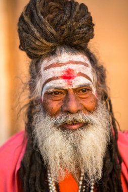 Varanasi, Hindistan - 19 Mar 2018: Sadhu veya Baba (Kutsal adam) ghats Ganj Nehri'nin üzerinde. Normalde bir sadhu vazgeçtiğini, bir keşiş, malzeme keyfi feragat olduğunu. Hindistan'da 4 5 milyon sadhu için.