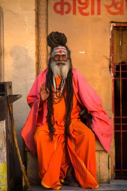 Varanasi, Hindistan - 19 Mar 2018: Sadhu veya Baba (Kutsal adam) ghats Ganj Nehri'nin üzerinde. Normalde bir sadhu vazgeçtiğini, bir keşiş, malzeme keyfi feragat olduğunu. Hindistan'da 4 5 milyon sadhu için.